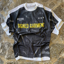 Load image into Gallery viewer, MOSCHINO Camiseta Sobre Impresa Signed Garment C0860
