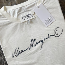 Load image into Gallery viewer, MM6 Camiseta Logo Firmado 77
