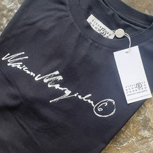 Load image into Gallery viewer, MM6 Camiseta Logo Firmado 77
