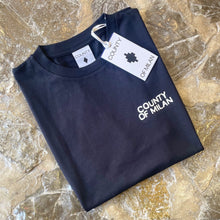 Load image into Gallery viewer, COUNTY OF MILAN Camiseta Logo COM C0815
