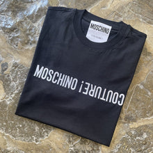 Load image into Gallery viewer, MOSCHINO Camiseta Logo Bordado Moschino Couture C0399
