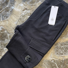 Load image into Gallery viewer, CP COMPANY Pantalón Felpa H0203
